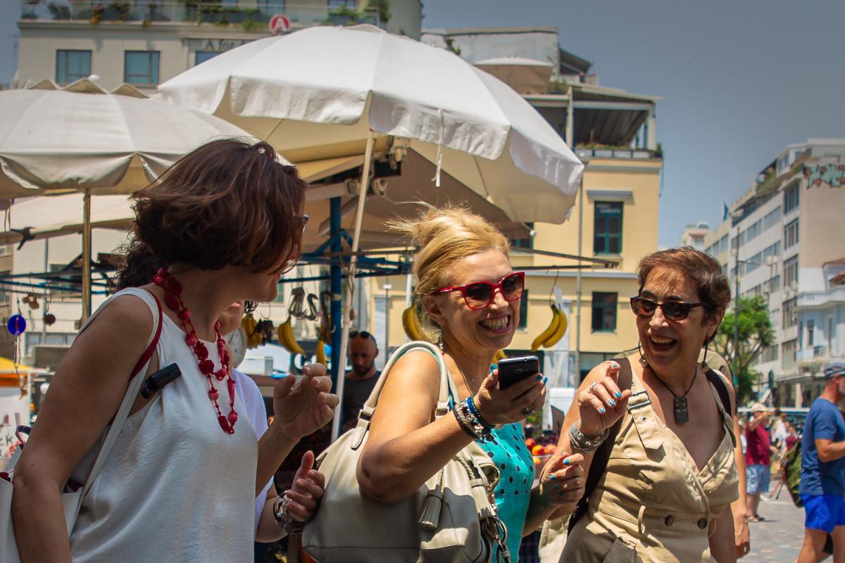 οι φίλες (les copines)