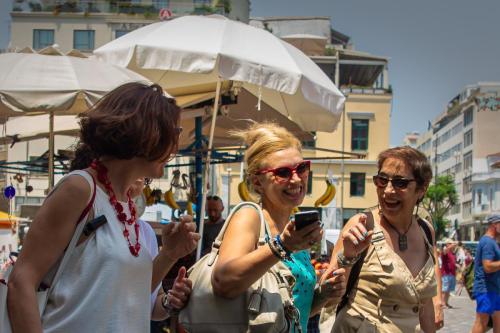 οι φίλες (les copines)